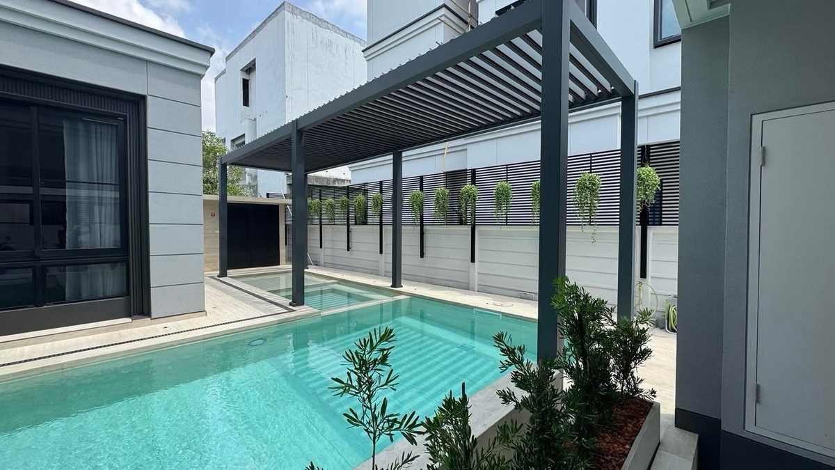 ให้เช่าบ้านพัฒนาการ ศรีนครินทร์ : ให้เช่าบ้านเดี่ยวหรู พร้อมสระว่ายน้ำส่วนตัวและลิฟต์ ย่านกรุงเทพกรีฑา บ้านใหม่ ใกล้โรงเรียนนานาชาติ