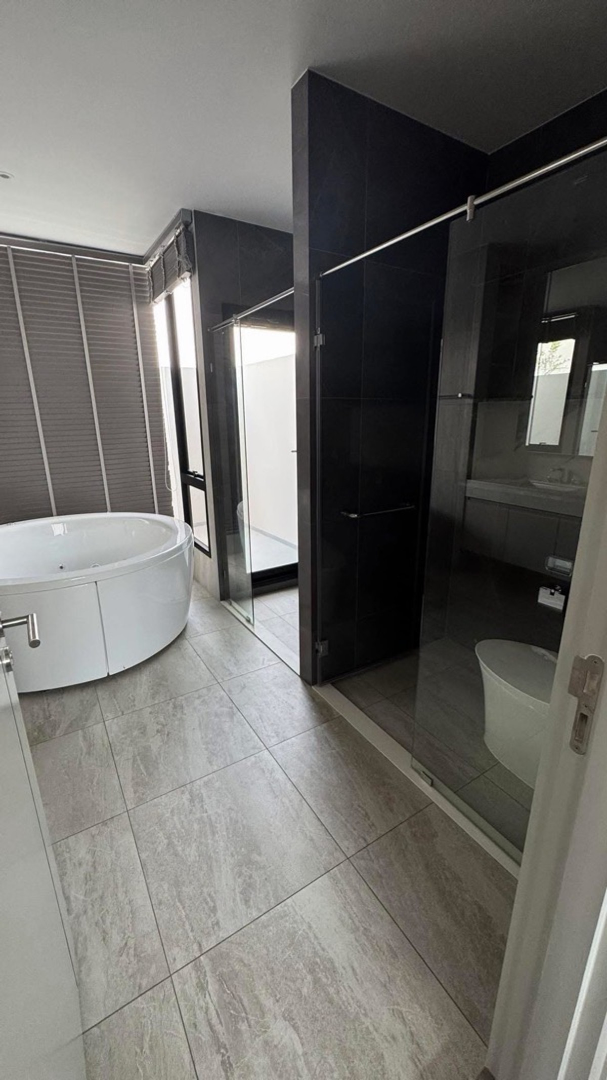 ให้เช่าบ้านพัฒนาการ ศรีนครินทร์ : ให้เช่าบ้านเดี่ยวหรู พร้อมสระว่ายน้ำส่วนตัวและลิฟต์ ย่านกรุงเทพกรีฑา บ้านใหม่ ใกล้โรงเรียนนานาชาติ