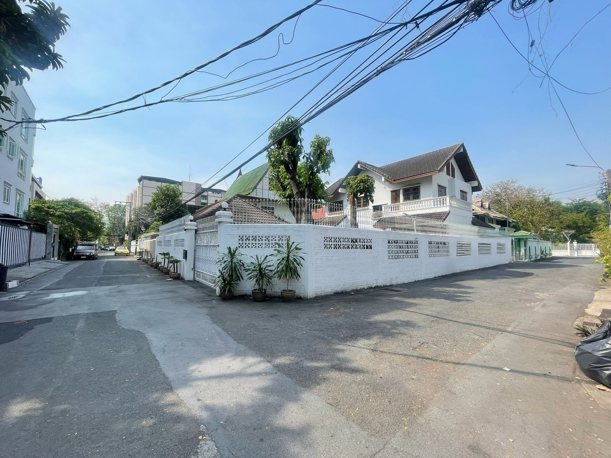 For SaleLandSukhumvit, Asoke, Thonglor : Urgent sale, land, house 100 sq m. Pridi Banomyong 42, Sukhumvit 71