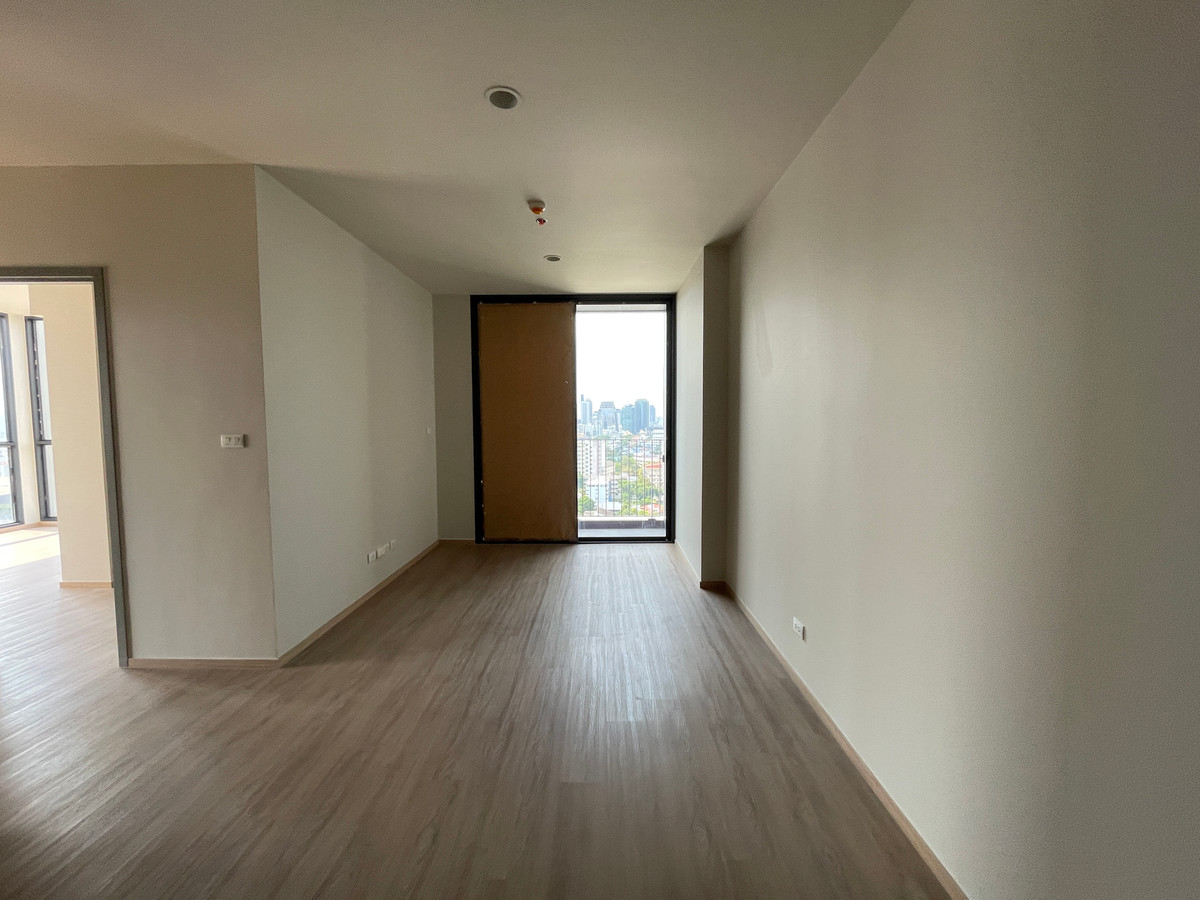 For SaleCondoSathorn, Narathiwat : [HOT UNIT] The Issara Sathorn 2BR, high floor, eastern city view, 100% parking, near Market Place Nang Linchi, complete functions, in a location Rare Item, Chan-Sathorn Road. Answering the needs of people working at Silom-Sathorn With a luxury-level centr