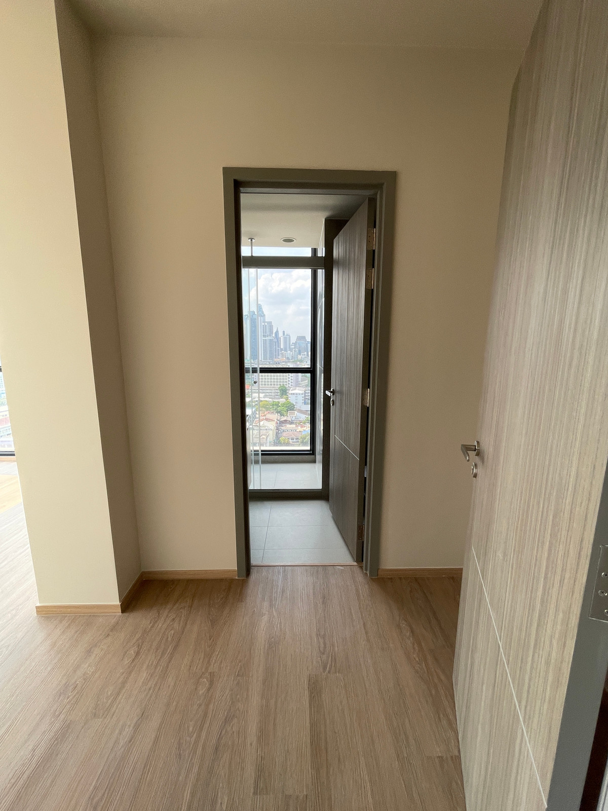 For SaleCondoSathorn, Narathiwat : [HOT UNIT] The Issara Sathorn 2BR, high floor, eastern city view, 100% parking, near Market Place Nang Linchi, complete functions, in a location Rare Item, Chan-Sathorn Road. Answering the needs of people working at Silom-Sathorn With a luxury-level centr