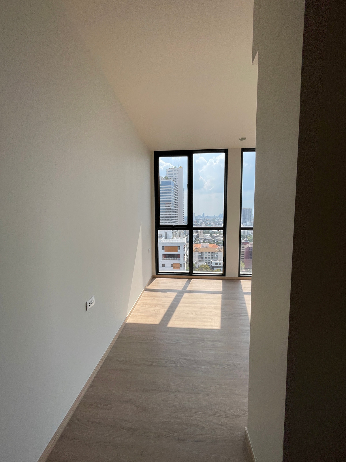 For SaleCondoSathorn, Narathiwat : [HOT UNIT] The Issara Sathorn 2BR, high floor, eastern city view, 100% parking, near Market Place Nang Linchi, complete functions, in a location Rare Item, Chan-Sathorn Road. Answering the needs of people working at Silom-Sathorn With a luxury-level centr