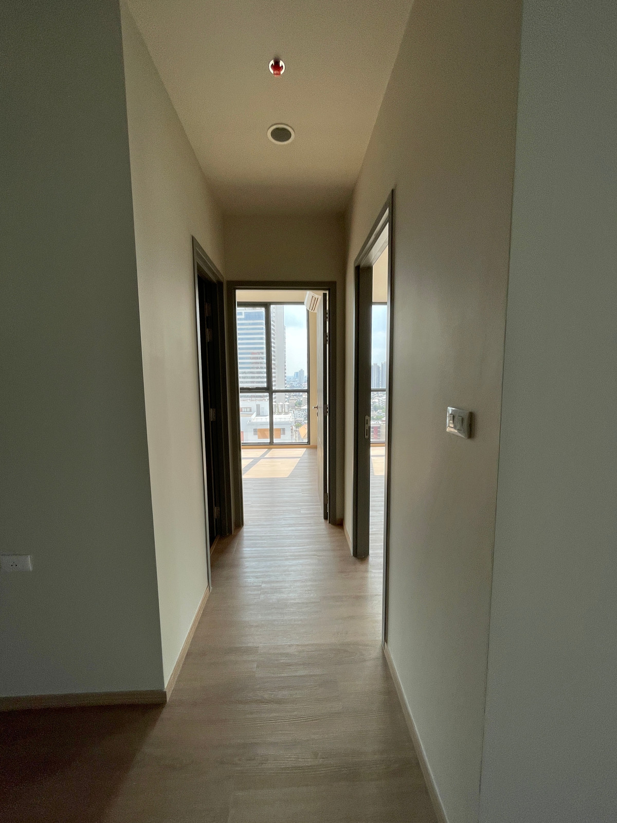 For SaleCondoSathorn, Narathiwat : [HOT UNIT] The Issara Sathorn 2BR, high floor, eastern city view, 100% parking, near Market Place Nang Linchi, complete functions, in a location Rare Item, Chan-Sathorn Road. Answering the needs of people working at Silom-Sathorn With a luxury-level centr