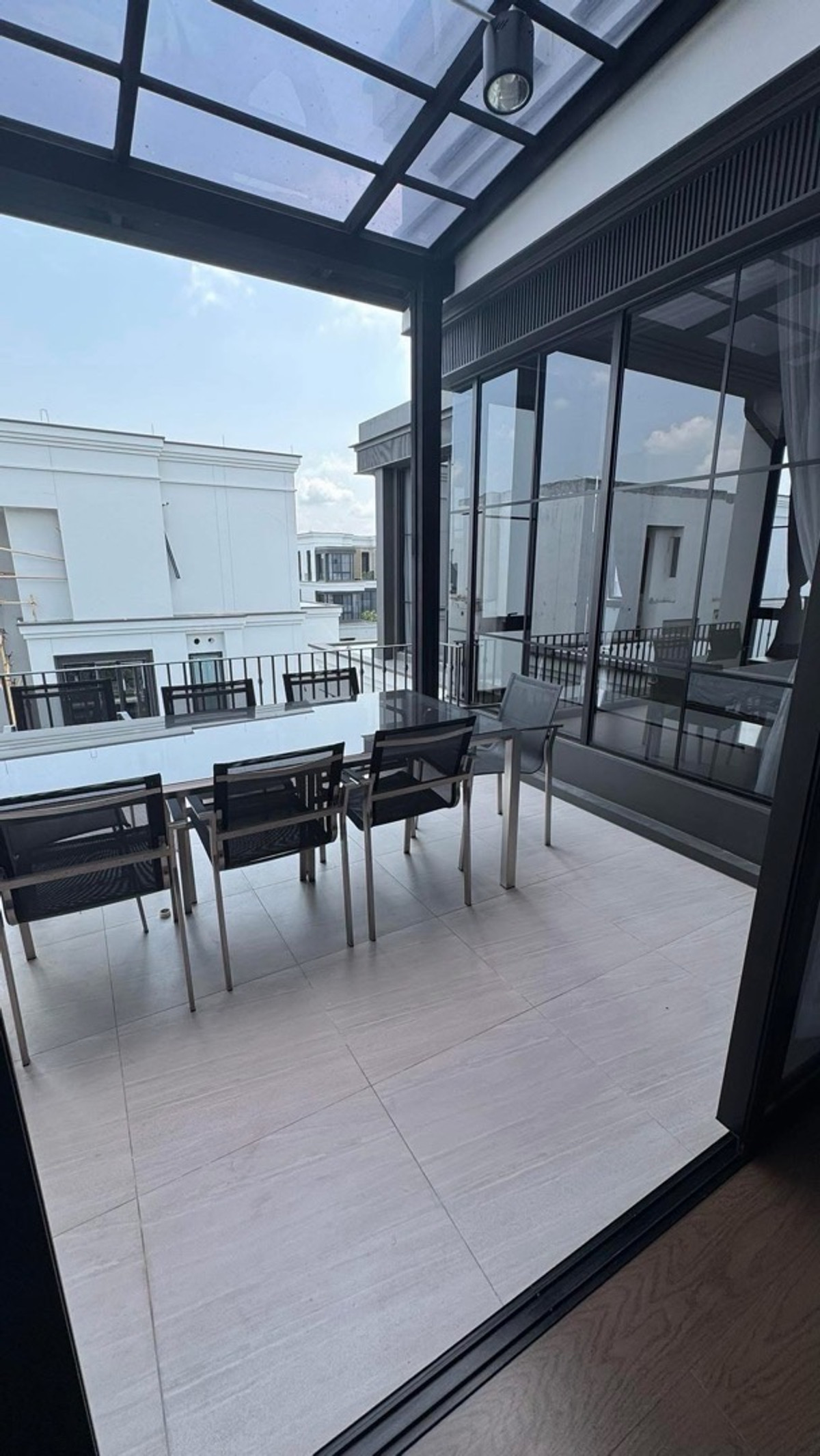 ให้เช่าบ้านพัฒนาการ ศรีนครินทร์ : ให้เช่าบ้านเดี่ยวหรู พร้อมสระว่ายน้ำส่วนตัวและลิฟต์ ย่านกรุงเทพกรีฑา บ้านใหม่ ใกล้โรงเรียนนานาชาติ