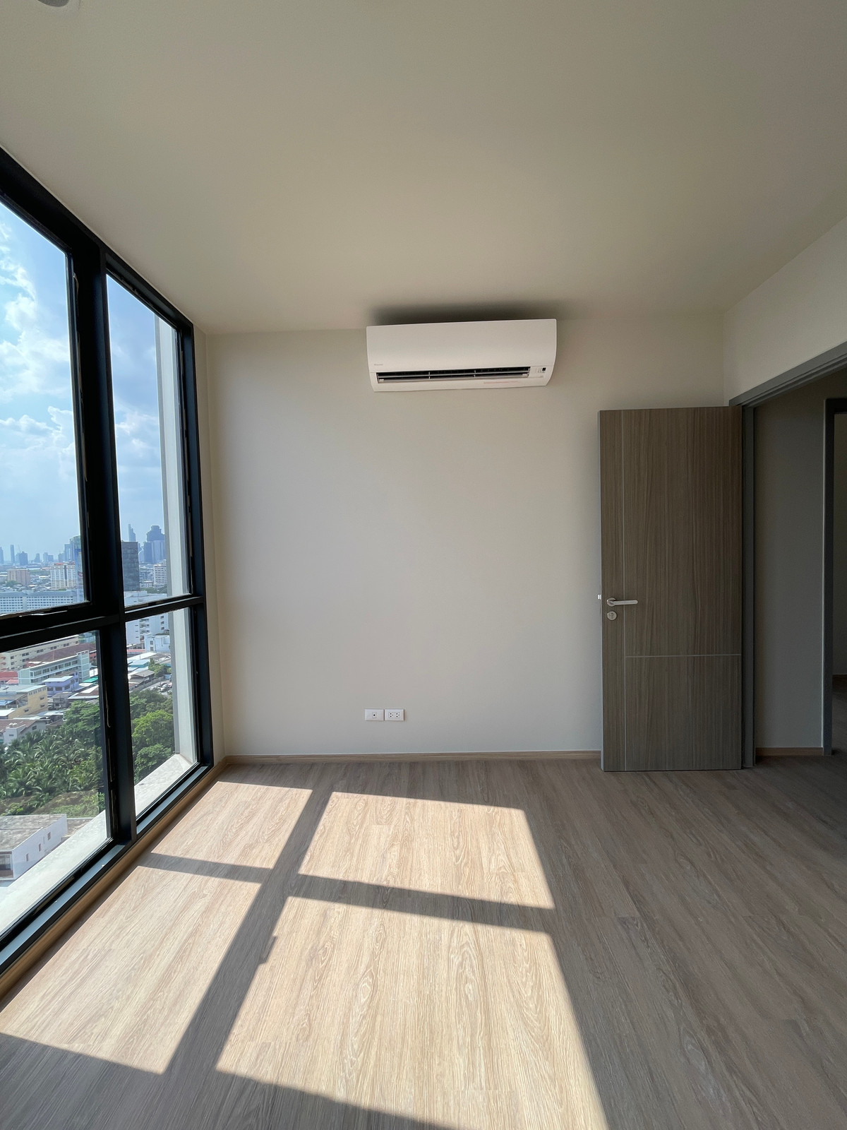 For SaleCondoSathorn, Narathiwat : [HOT UNIT] The Issara Sathorn 2BR, high floor, eastern city view, 100% parking, near Market Place Nang Linchi, complete functions, in a location Rare Item, Chan-Sathorn Road. Answering the needs of people working at Silom-Sathorn With a luxury-level centr