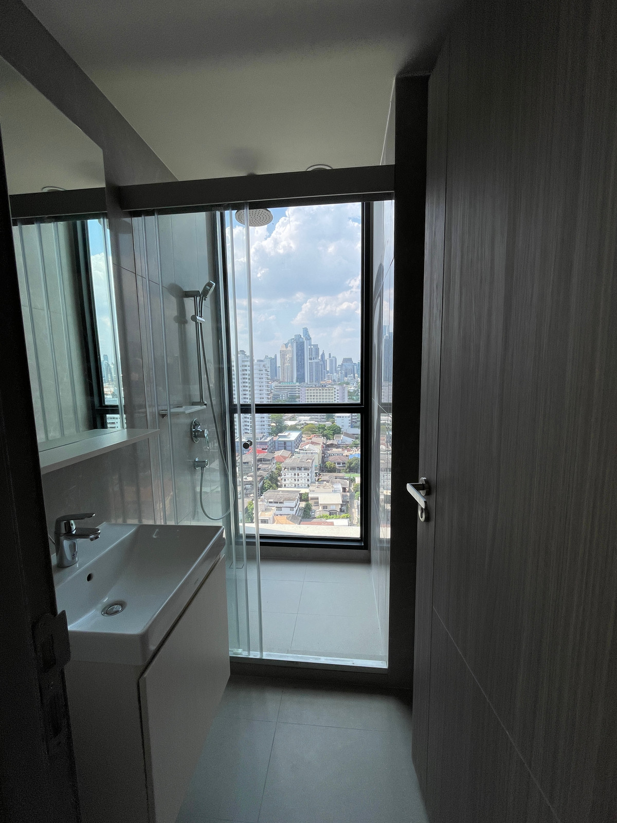 For SaleCondoSathorn, Narathiwat : [HOT UNIT] The Issara Sathorn 2BR, high floor, eastern city view, 100% parking, near Market Place Nang Linchi, complete functions, in a location Rare Item, Chan-Sathorn Road. Answering the needs of people working at Silom-Sathorn With a luxury-level centr