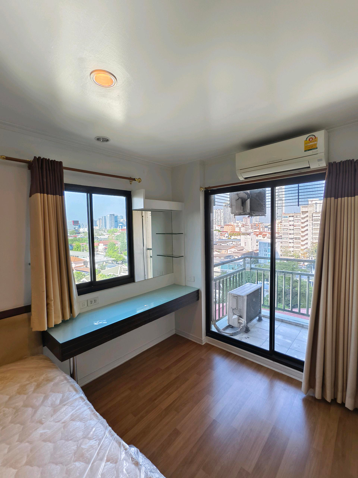 For SaleCondoSapankwai,Jatujak : Capital sale, corner condo, 2 bedrooms, 65 sq m, Lumpini Place Phahon - Saphan Khwai, 7th floor, east side!