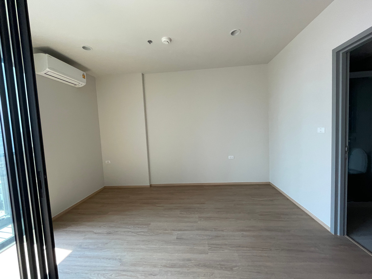 For SaleCondoSathorn, Narathiwat : [HOT UNIT] The Issara Sathorn 1BR, open room with glass walls. City view of Narathiwat - Rama 3, 100% parking, beautiful room, perfect layout for city people! Floor 12A, area 32.96 sq m, has a spacious and bright room feel with clear glass walls (Glass Pa