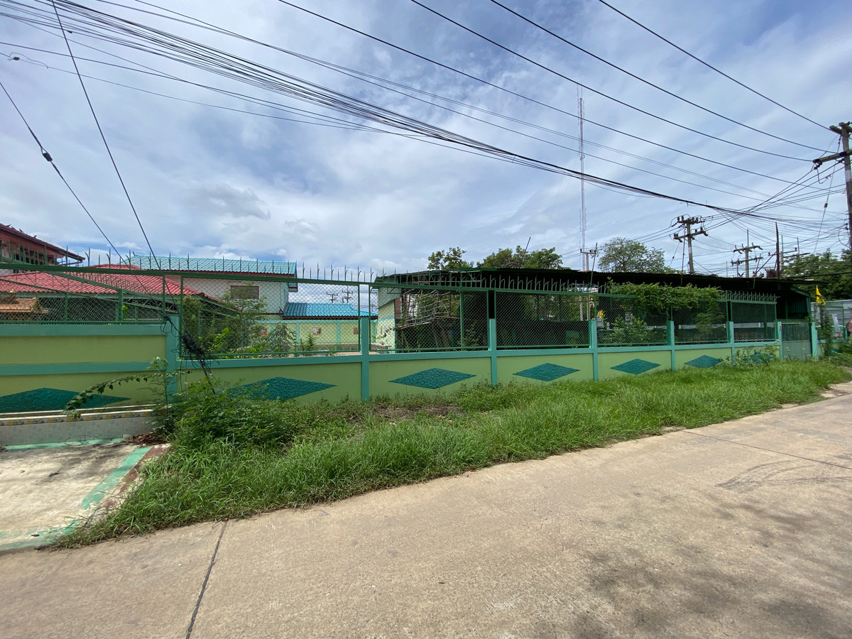 For SaleHouseSing Buri : Single detached house for sale, inexpensive price, lots of space, next to Singburi City Hall. Located 150 meters from the main road, detached house, ready to move in, 2 floors, width 45 meters, 3 bedrooms, 2 bathrooms, 2 ngan, 29 square wa (229 square wa)