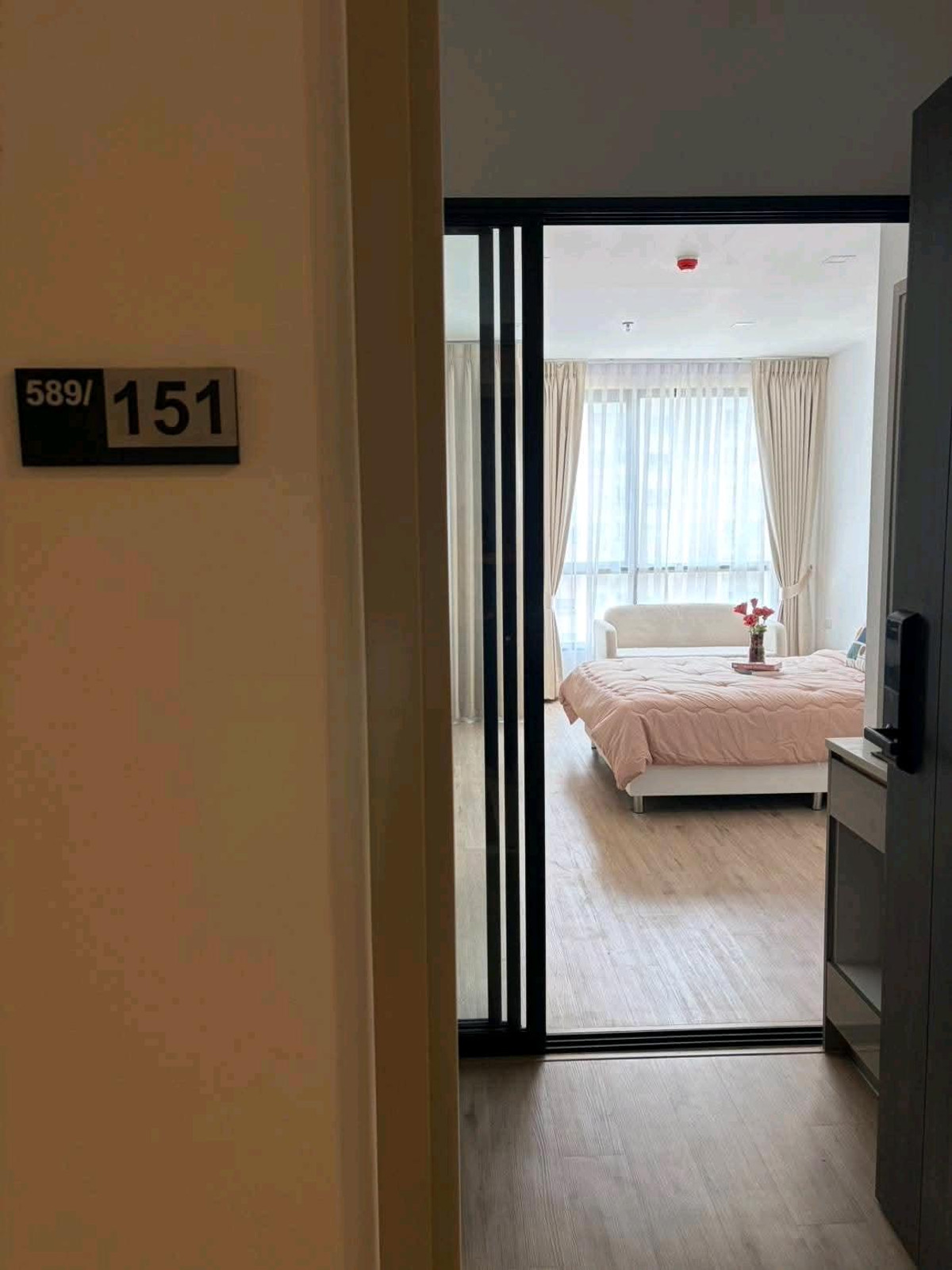 For RentCondoPattanakan, Srinakarin : 🚆✨ Next to BTS Hua Mak, 0 meters, walk down from the condo to the station! Room available, ready to move in immediately 😘😘