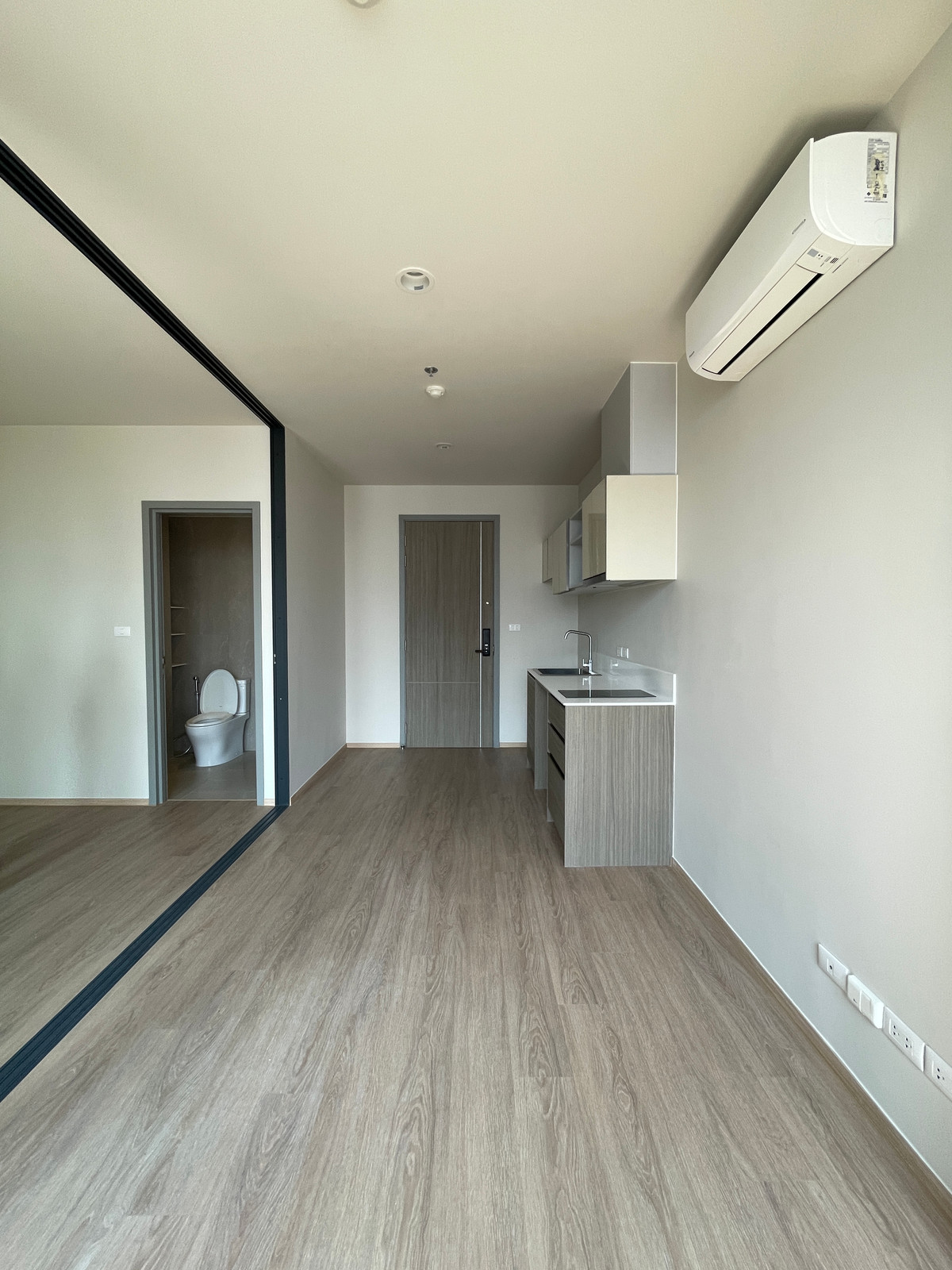 For SaleCondoSathorn, Narathiwat : [HOT UNIT] The Issara Sathorn 1BR, open room with glass walls. City view of Narathiwat - Rama 3, 100% parking, beautiful room, perfect layout for city people! Floor 12A, area 32.96 sq m, has a spacious and bright room feel with clear glass walls (Glass Pa