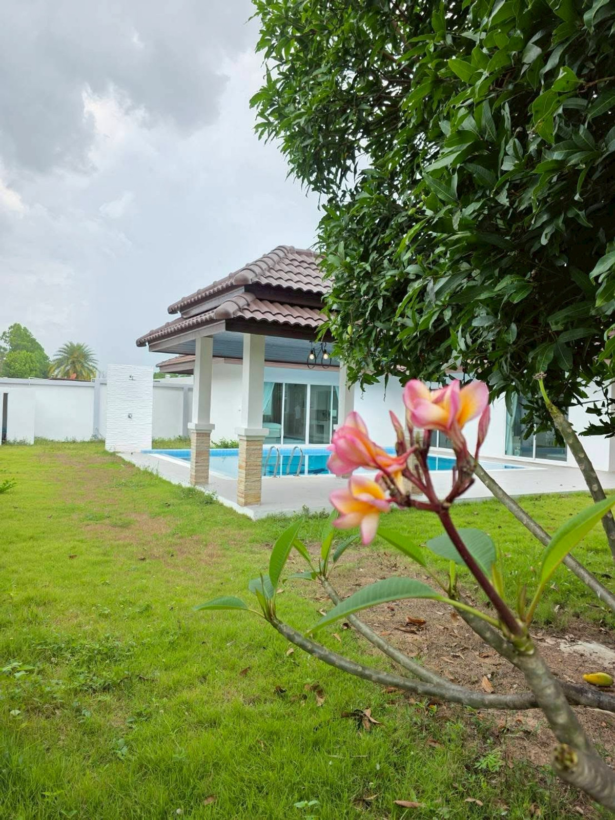 ขายพัทยา บางแสน ชลบุรี สัตหีบ : ขายพูลวิลล่าห้วยใหญ่ มีทั้งหมด 15 หลัง