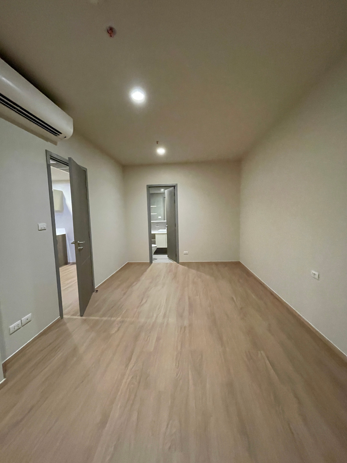 For SaleCondoSathorn, Narathiwat : [RARE CORNER UNIT] The Issara Sathorn 2BR Plus corner room, river view - Bang Kachao. Single house function @Chan-Sathorn Road Amazingly spacious area of ​​89.54 sq m., 26th floor, southeast direction, receives cool breezes, takes in the view of the Chao 