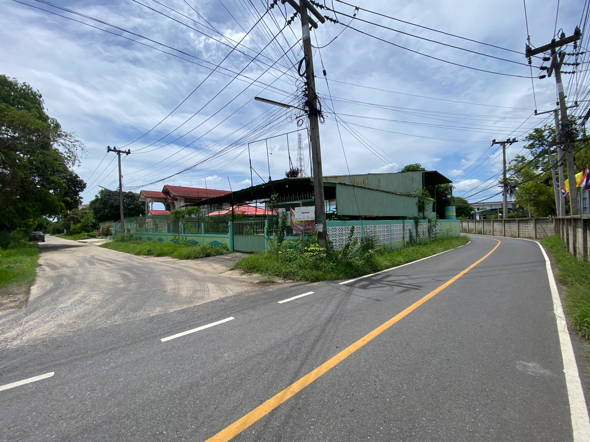 For SaleHouseSing Buri : Single detached house for sale, inexpensive price, lots of space, next to Singburi City Hall. Located 150 meters from the main road, detached house, ready to move in, 2 floors, width 45 meters, 3 bedrooms, 2 bathrooms, 2 ngan, 29 square wa (229 square wa)