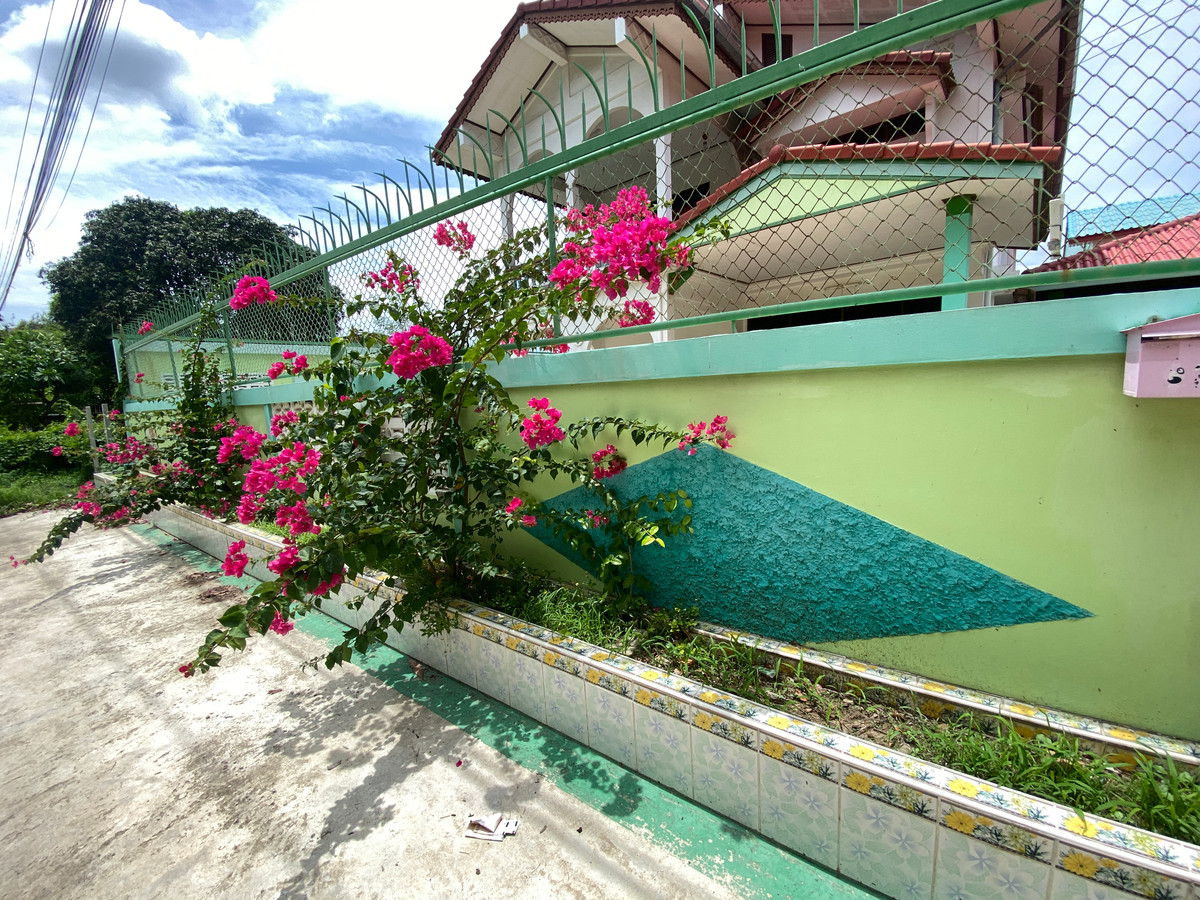 For SaleHouseSing Buri : Single detached house for sale, inexpensive price, lots of space, next to Singburi City Hall. Located 150 meters from the main road, detached house, ready to move in, 2 floors, width 45 meters, 3 bedrooms, 2 bathrooms, 2 ngan, 29 square wa (229 square wa)