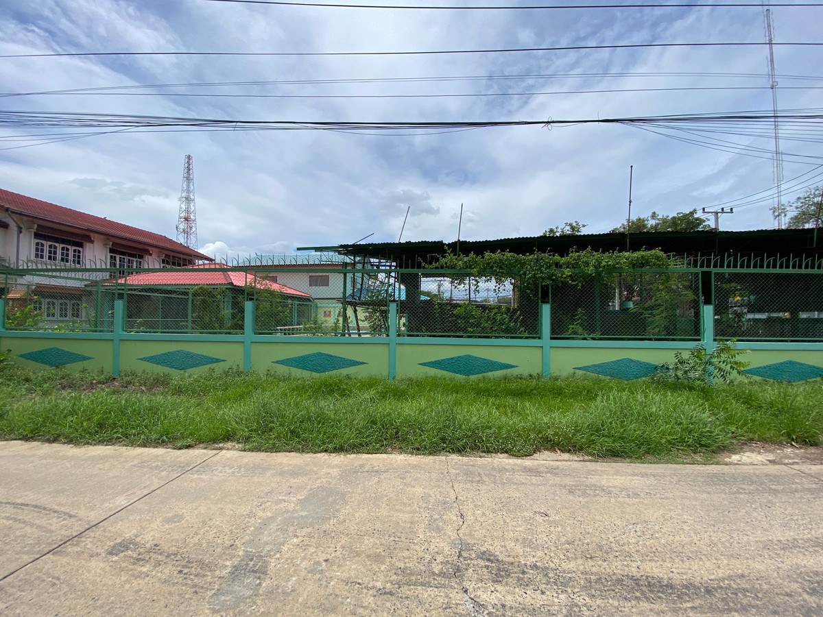 For SaleHouseSing Buri : Single detached house for sale, inexpensive price, lots of space, next to Singburi City Hall. Located 150 meters from the main road, detached house, ready to move in, 2 floors, width 45 meters, 3 bedrooms, 2 bathrooms, 2 ngan, 29 square wa (229 square wa)