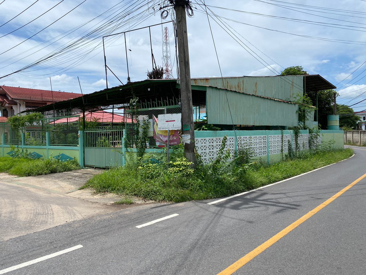 For SaleHouseSing Buri : Single detached house for sale, inexpensive price, lots of space, next to Singburi City Hall. Located 150 meters from the main road, detached house, ready to move in, 2 floors, width 45 meters, 3 bedrooms, 2 bathrooms, 2 ngan, 29 square wa (229 square wa)