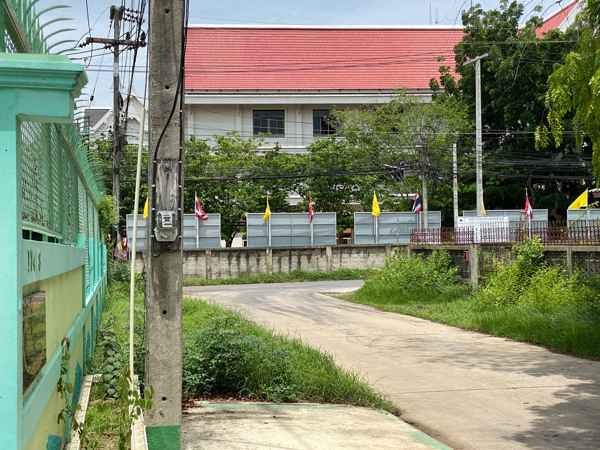 For SaleHouseSing Buri : Single detached house for sale, inexpensive price, lots of space, next to Singburi City Hall. Located 150 meters from the main road, detached house, ready to move in, 2 floors, width 45 meters, 3 bedrooms, 2 bathrooms, 2 ngan, 29 square wa (229 square wa)