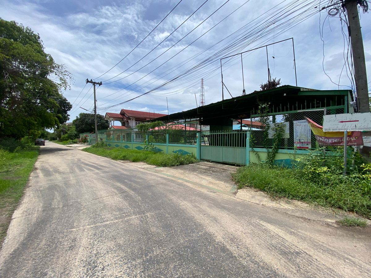 For SaleHouseSing Buri : Single detached house for sale, inexpensive price, lots of space, next to Singburi City Hall. Located 150 meters from the main road, detached house, ready to move in, 2 floors, width 45 meters, 3 bedrooms, 2 bathrooms, 2 ngan, 29 square wa (229 square wa)