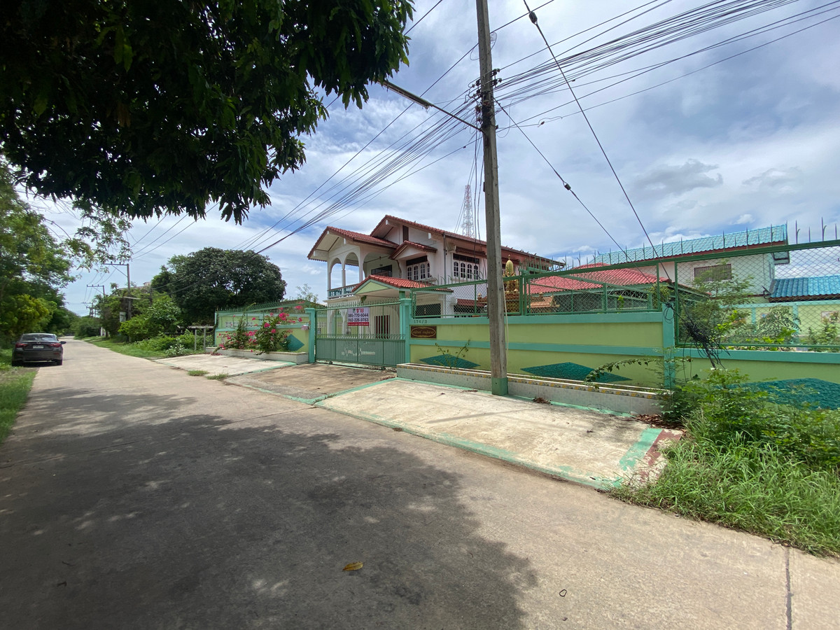 For SaleHouseSing Buri : Single detached house for sale, inexpensive price, lots of space, next to Singburi City Hall. Located 150 meters from the main road, detached house, ready to move in, 2 floors, width 45 meters, 3 bedrooms, 2 bathrooms, 2 ngan, 29 square wa (229 square wa)