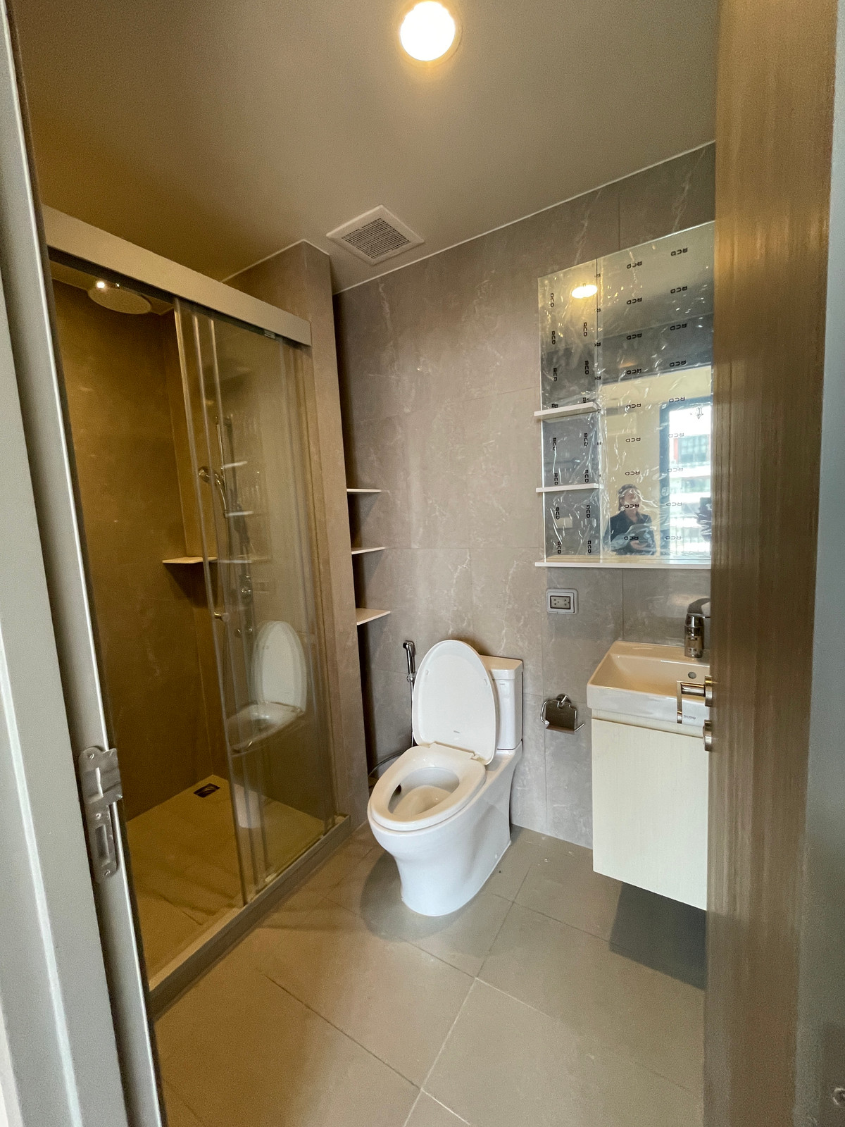 For SaleCondoSathorn, Narathiwat : [HOT UNIT] The Issara Sathorn 1BR, open room with glass walls. City view of Narathiwat - Rama 3, 100% parking, beautiful room, perfect layout for city people! Floor 12A, area 32.96 sq m, has a spacious and bright room feel with clear glass walls (Glass Pa