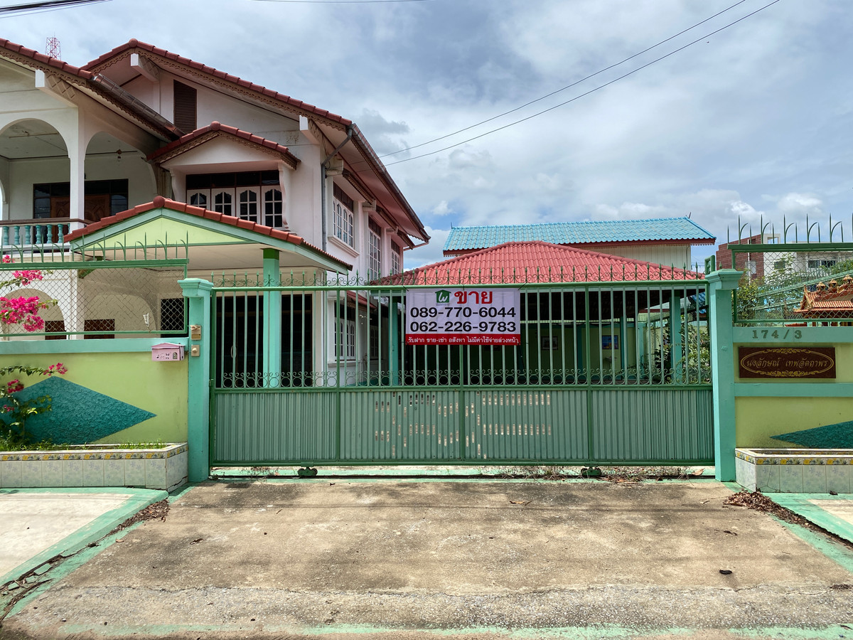 For SaleHouseSing Buri : Single detached house for sale, inexpensive price, lots of space, next to Singburi City Hall. Located 150 meters from the main road, detached house, ready to move in, 2 floors, width 45 meters, 3 bedrooms, 2 bathrooms, 2 ngan, 29 square wa (229 square wa)