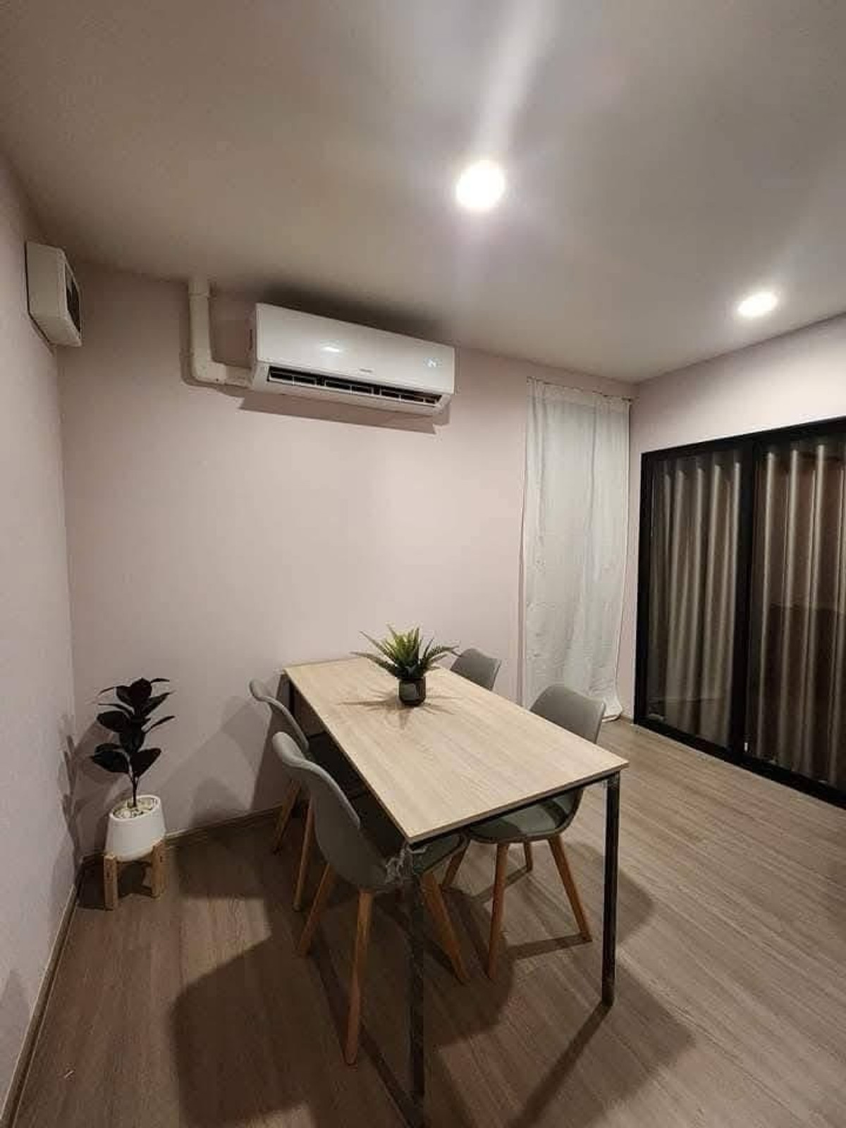 ให้เช่าคอนโดลาดกระบัง สุวรรณภูมิ : #R9722 🎉 230369 ให้เช่าคอนโด Condo Me Onnut-Rama 9  (รหัสเดิม R612)