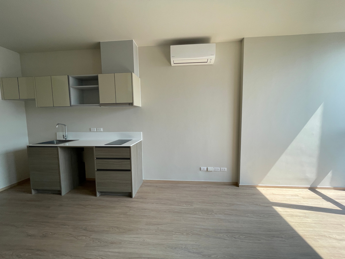 For SaleCondoSathorn, Narathiwat : [HOT UNIT] The Issara Sathorn 1BR, open room with glass walls. City view of Narathiwat - Rama 3, 100% parking, beautiful room, perfect layout for city people! Floor 12A, area 32.96 sq m, has a spacious and bright room feel with clear glass walls (Glass Pa