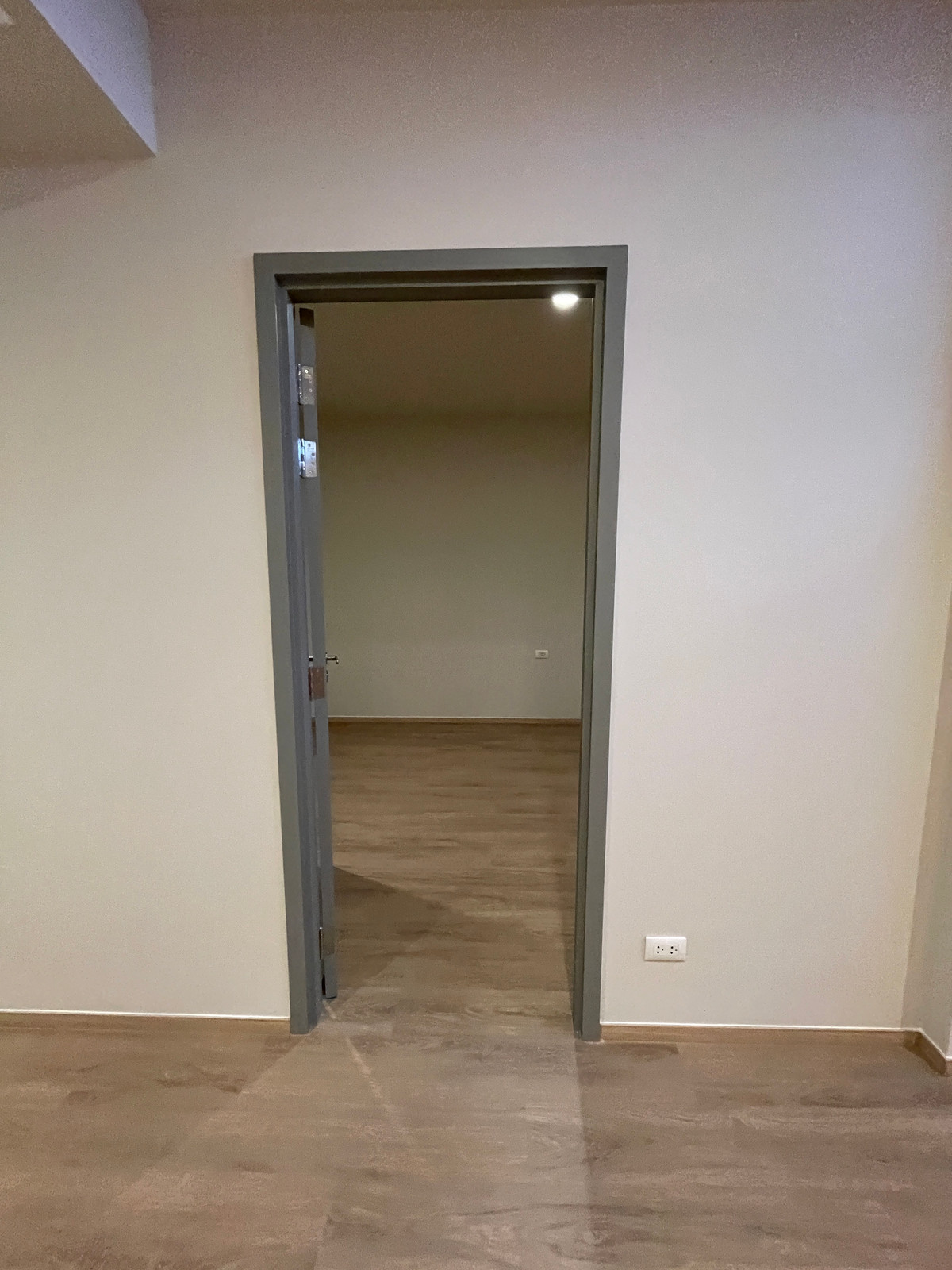 For SaleCondoSathorn, Narathiwat : [RARE CORNER UNIT] The Issara Sathorn 2BR Plus corner room, river view - Bang Kachao. Single house function @Chan-Sathorn Road Amazingly spacious area of ​​89.54 sq m., 26th floor, southeast direction, receives cool breezes, takes in the view of the Chao 