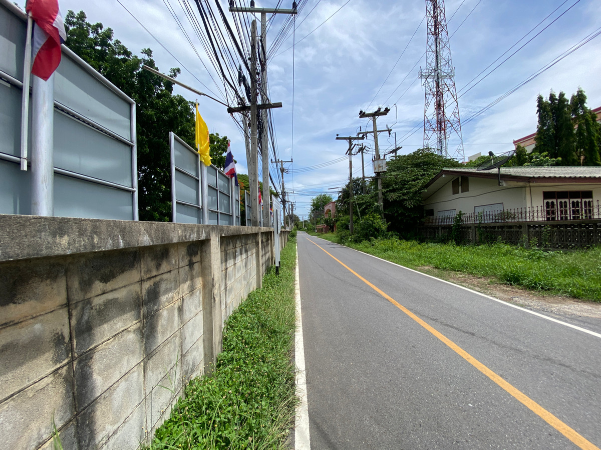 For SaleHouseSing Buri : Single detached house for sale, inexpensive price, lots of space, next to Singburi City Hall. Located 150 meters from the main road, detached house, ready to move in, 2 floors, width 45 meters, 3 bedrooms, 2 bathrooms, 2 ngan, 29 square wa (229 square wa)