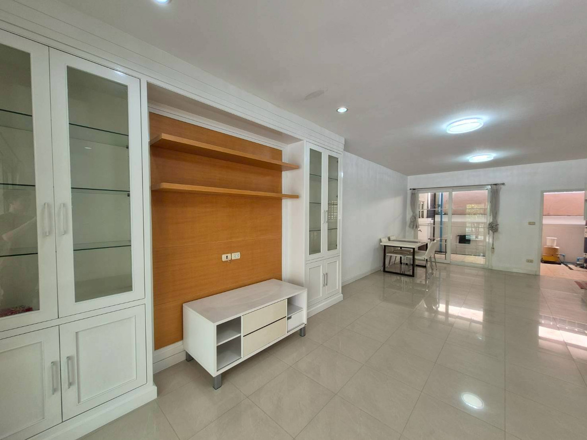 For RentTownhomeThaphra, Talat Phlu, Wutthakat : For rent, 3-story townhome, 3 bedrooms, 3 bathrooms, newly renovated, fully furnished, ready to move in, near BTS Bang Wa.