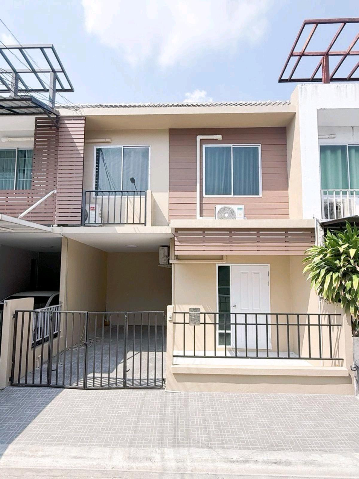 For RentTownhomeKaset Nawamin,Ladplakao : 🔥 Good location, easy to enter and exit. Near Wat Lat Pla Khao Surrounded by shops + 7-11 in front of the village.