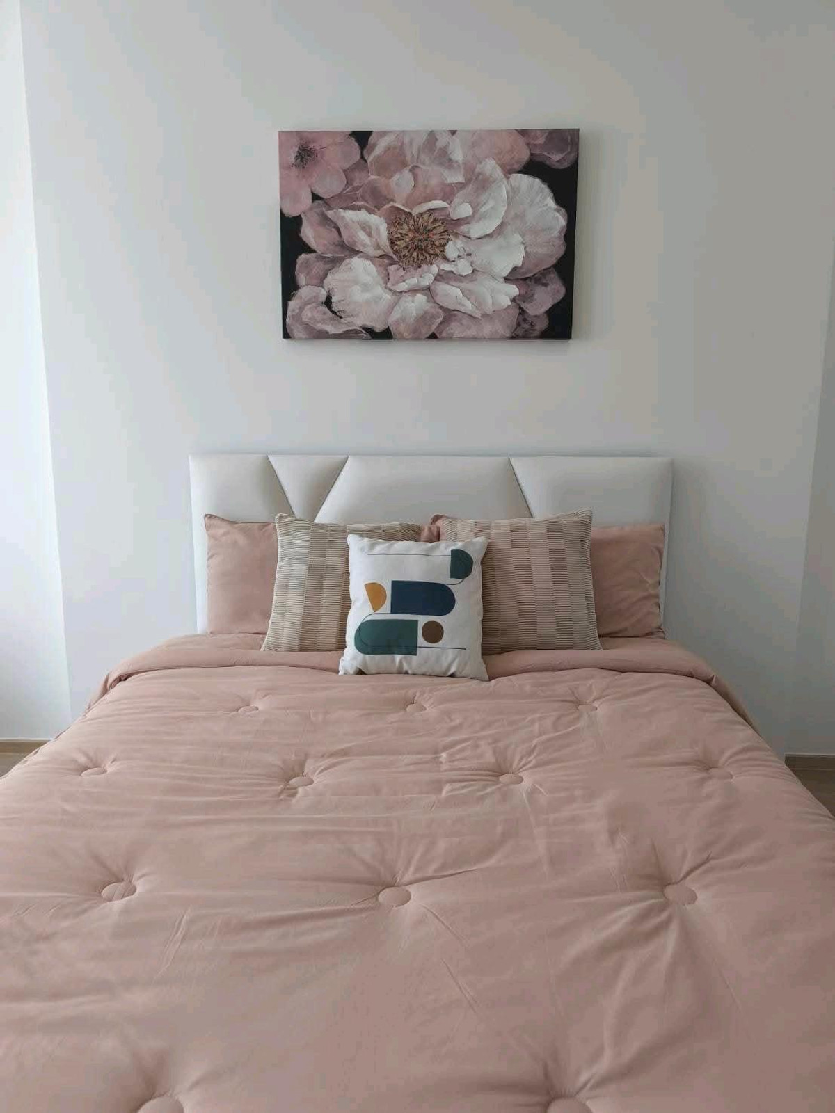 For RentCondoPattanakan, Srinakarin : 🚆✨ Next to BTS Hua Mak, 0 meters, walk down from the condo to the station! Room available, ready to move in immediately 😘😘