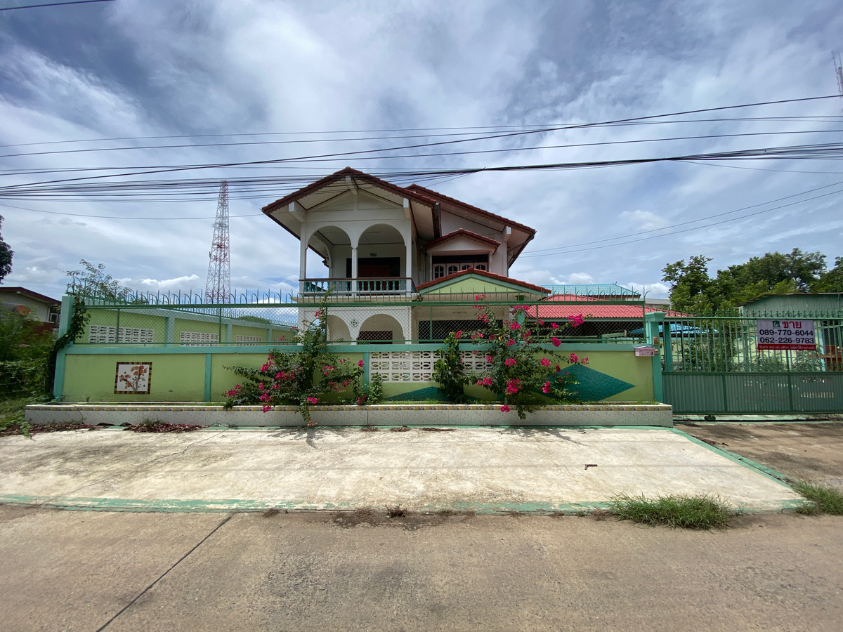 For SaleHouseSing Buri : Single detached house for sale, inexpensive price, lots of space, next to Singburi City Hall. Located 150 meters from the main road, detached house, ready to move in, 2 floors, width 45 meters, 3 bedrooms, 2 bathrooms, 2 ngan, 29 square wa (229 square wa)