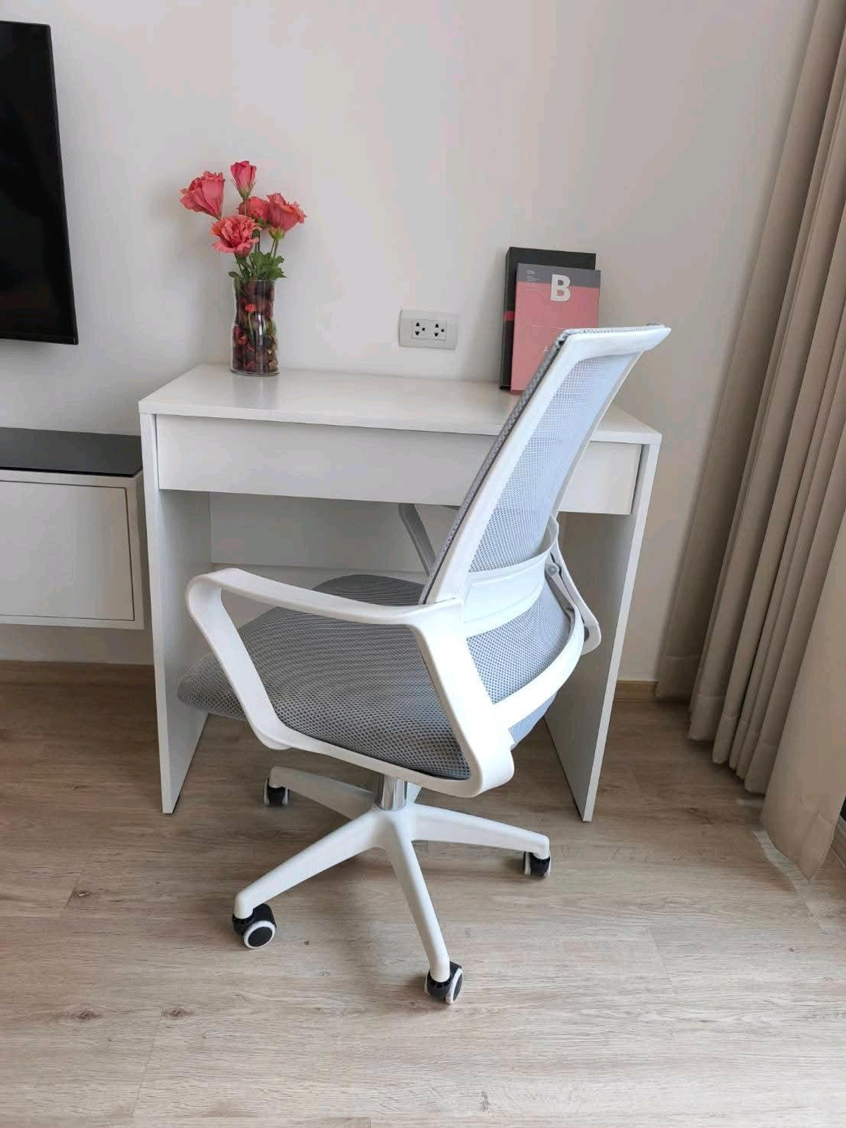 For RentCondoPattanakan, Srinakarin : 🚆✨ Next to BTS Hua Mak, 0 meters, walk down from the condo to the station! Room available, ready to move in immediately 😘😘