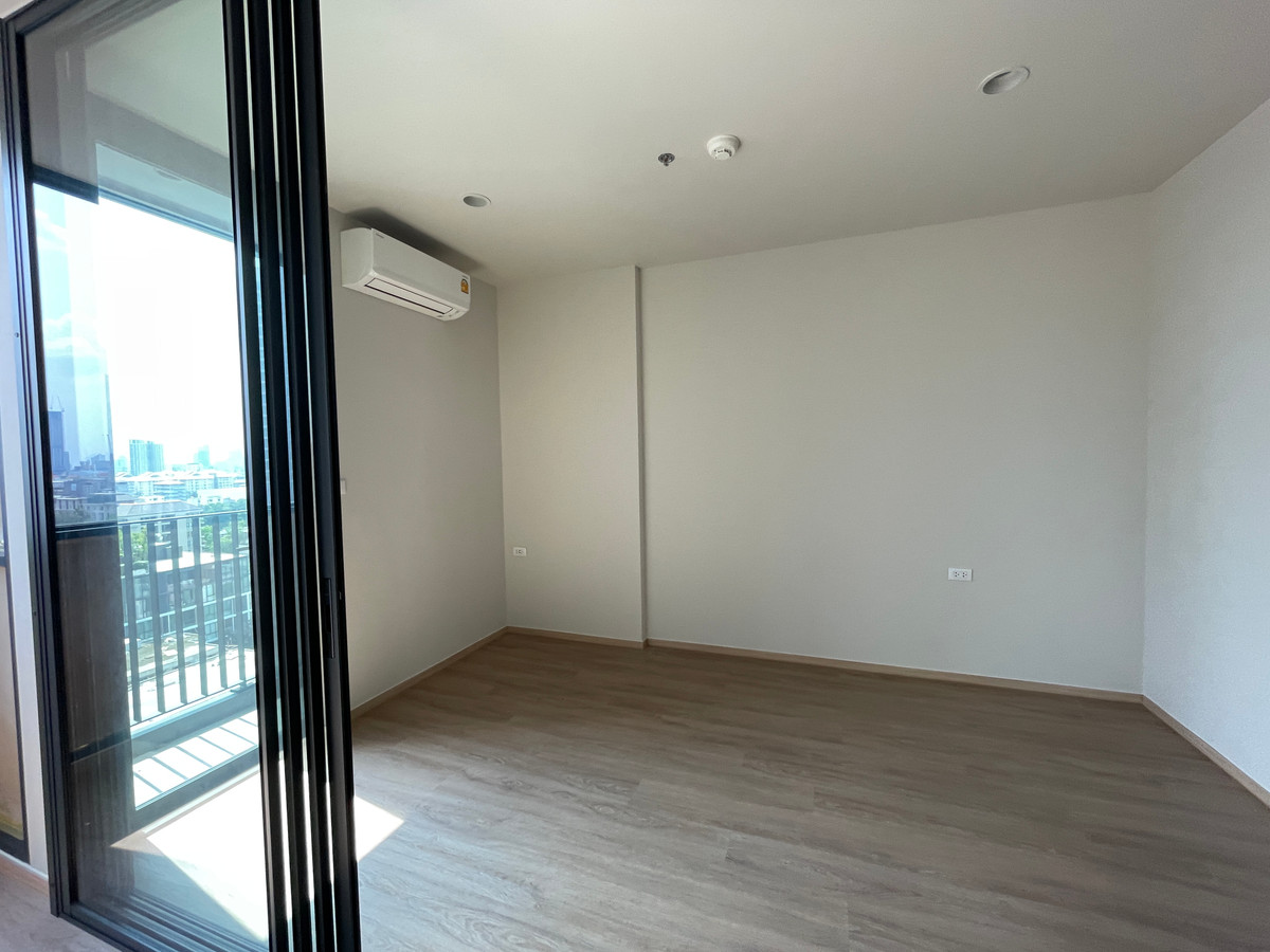 For SaleCondoSathorn, Narathiwat : [HOT UNIT] The Issara Sathorn 1BR, open room with glass walls. City view of Narathiwat - Rama 3, 100% parking, beautiful room, perfect layout for city people! Floor 12A, area 32.96 sq m, has a spacious and bright room feel with clear glass walls (Glass Pa