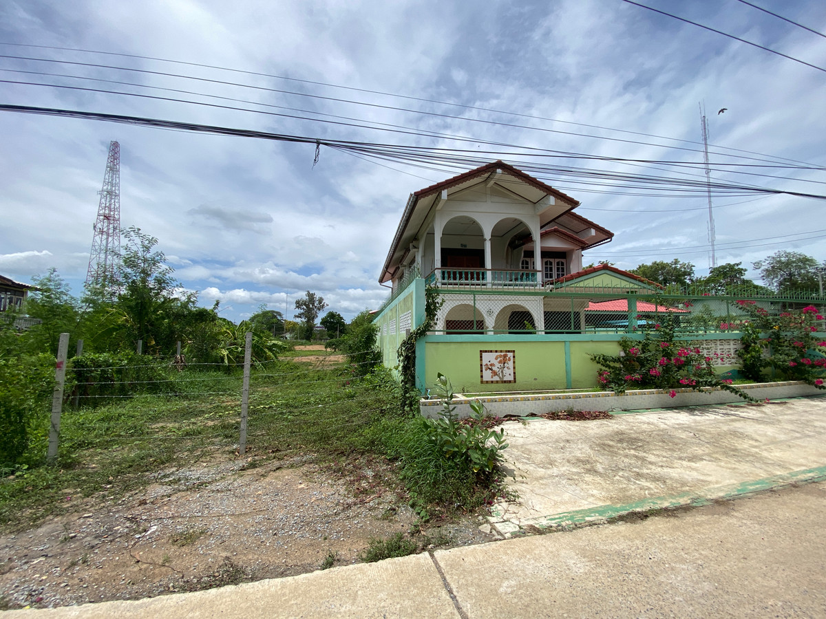 For SaleHouseSing Buri : Single detached house for sale, inexpensive price, lots of space, next to Singburi City Hall. Located 150 meters from the main road, detached house, ready to move in, 2 floors, width 45 meters, 3 bedrooms, 2 bathrooms, 2 ngan, 29 square wa (229 square wa)