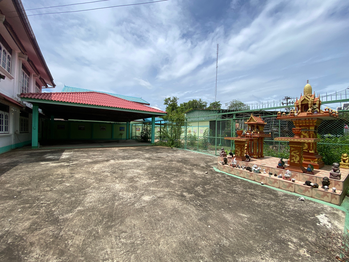 For SaleHouseSing Buri : Single detached house for sale, inexpensive price, lots of space, next to Singburi City Hall. Located 150 meters from the main road, detached house, ready to move in, 2 floors, width 45 meters, 3 bedrooms, 2 bathrooms, 2 ngan, 29 square wa (229 square wa)