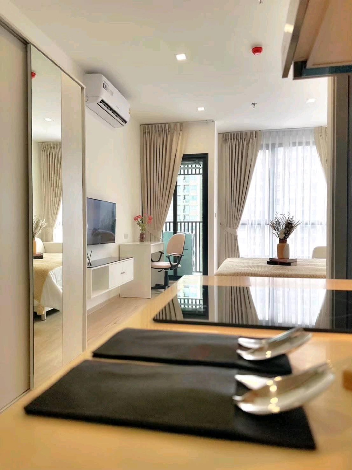For RentCondoPattanakan, Srinakarin : 🚆✨ Next to BTS Hua Mak, 0 meters, walk down from the condo to the station! Room available, ready to move in immediately 😘😘
