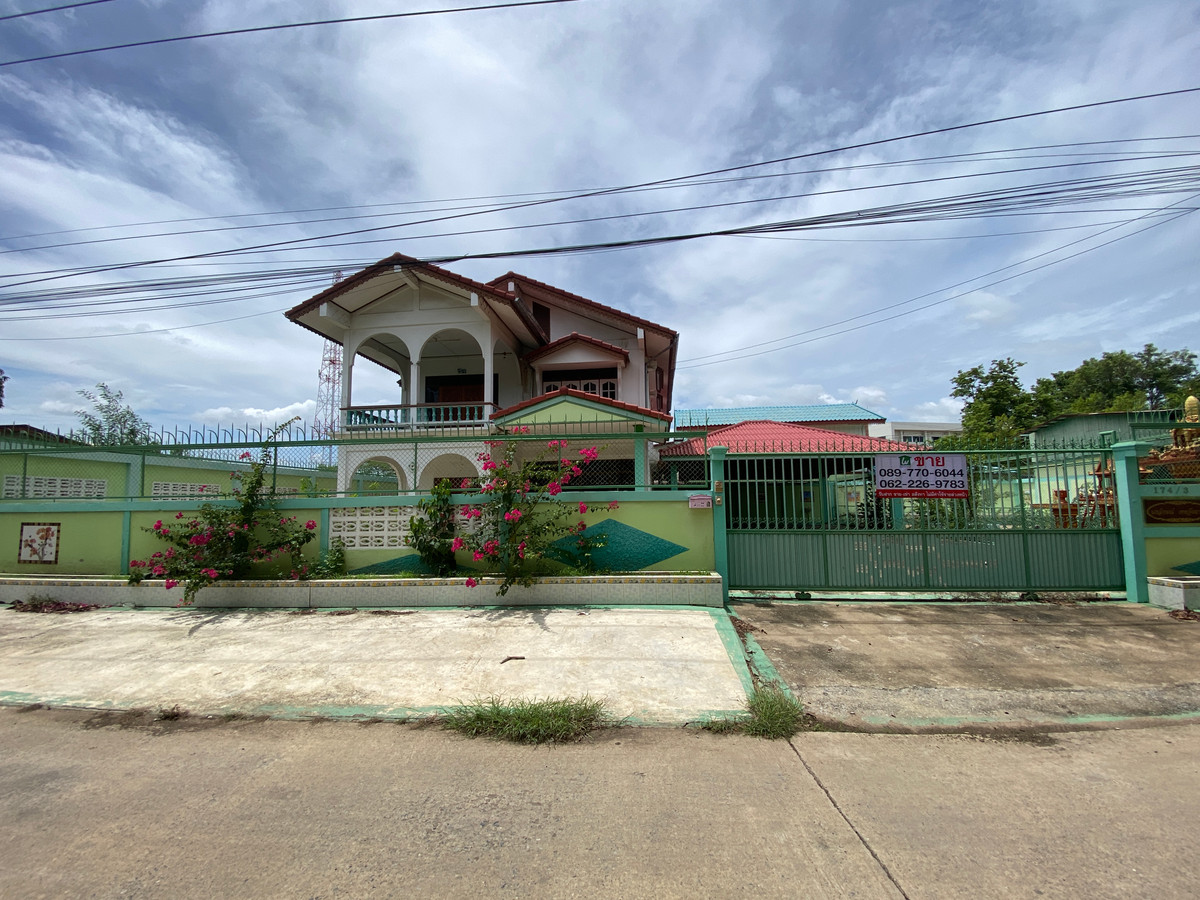 For SaleHouseSing Buri : Single detached house for sale, inexpensive price, lots of space, next to Singburi City Hall. Located 150 meters from the main road, detached house, ready to move in, 2 floors, width 45 meters, 3 bedrooms, 2 bathrooms, 2 ngan, 29 square wa (229 square wa)