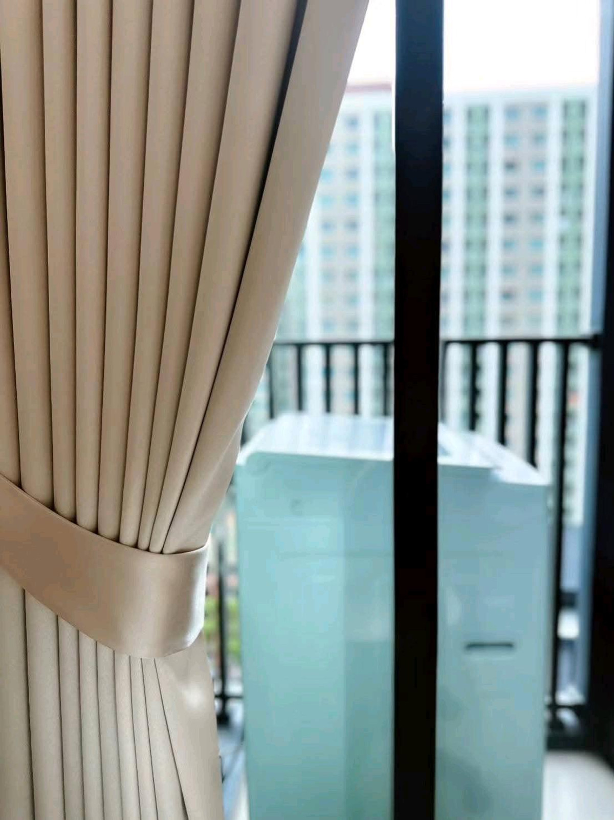 For RentCondoPattanakan, Srinakarin : 🚆✨ Next to BTS Hua Mak, 0 meters, walk down from the condo to the station! Room available, ready to move in immediately 😘😘