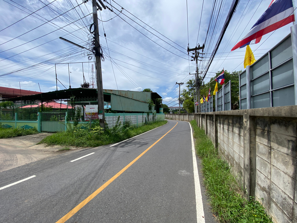 For SaleHouseSing Buri : Single detached house for sale, inexpensive price, lots of space, next to Singburi City Hall. Located 150 meters from the main road, detached house, ready to move in, 2 floors, width 45 meters, 3 bedrooms, 2 bathrooms, 2 ngan, 29 square wa (229 square wa)