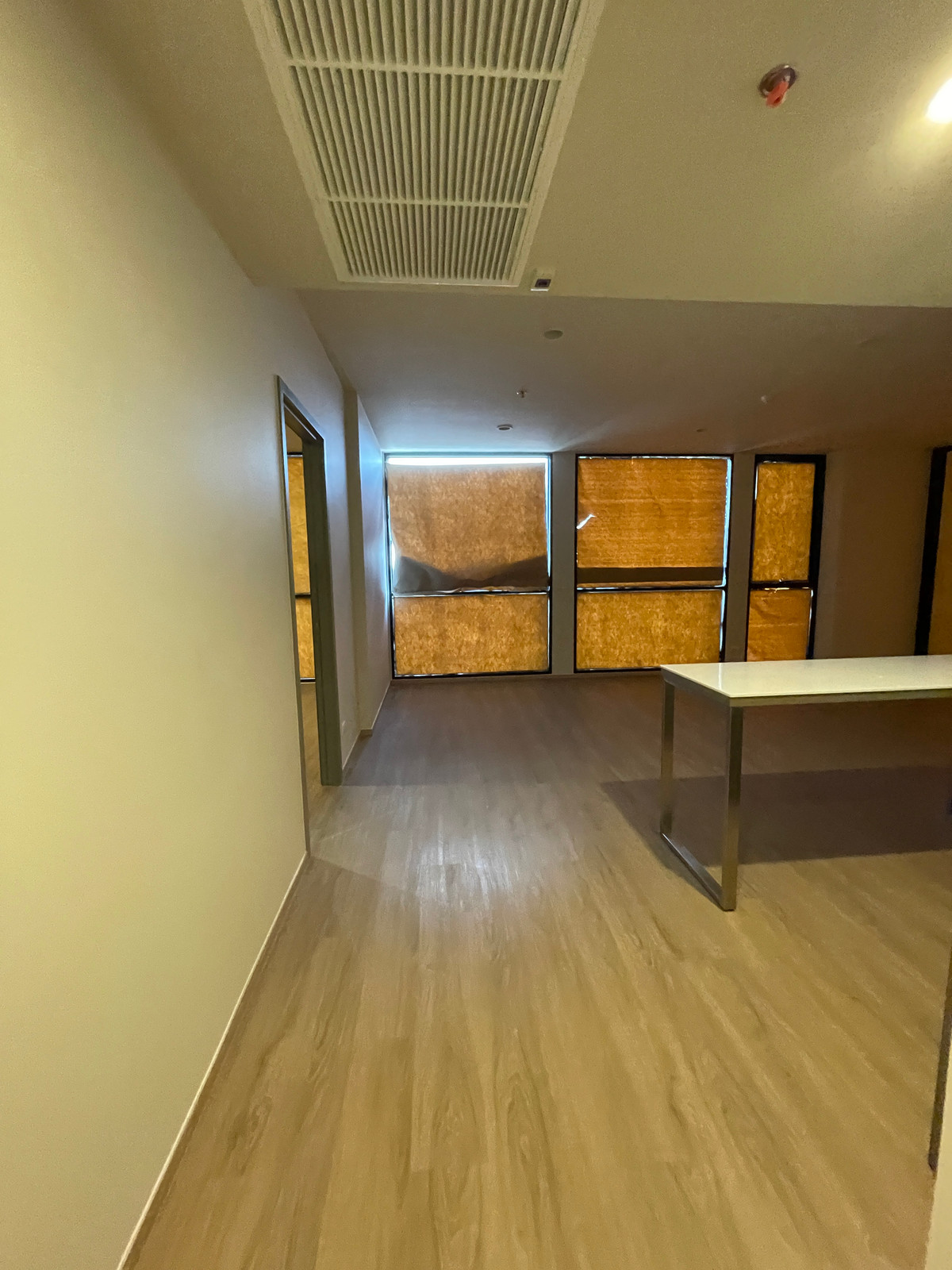 For SaleCondoSathorn, Narathiwat : [RARE CORNER UNIT] The Issara Sathorn 2BR Plus corner room, river view - Bang Kachao. Single house function @Chan-Sathorn Road Amazingly spacious area of ​​89.54 sq m., 26th floor, southeast direction, receives cool breezes, takes in the view of the Chao 