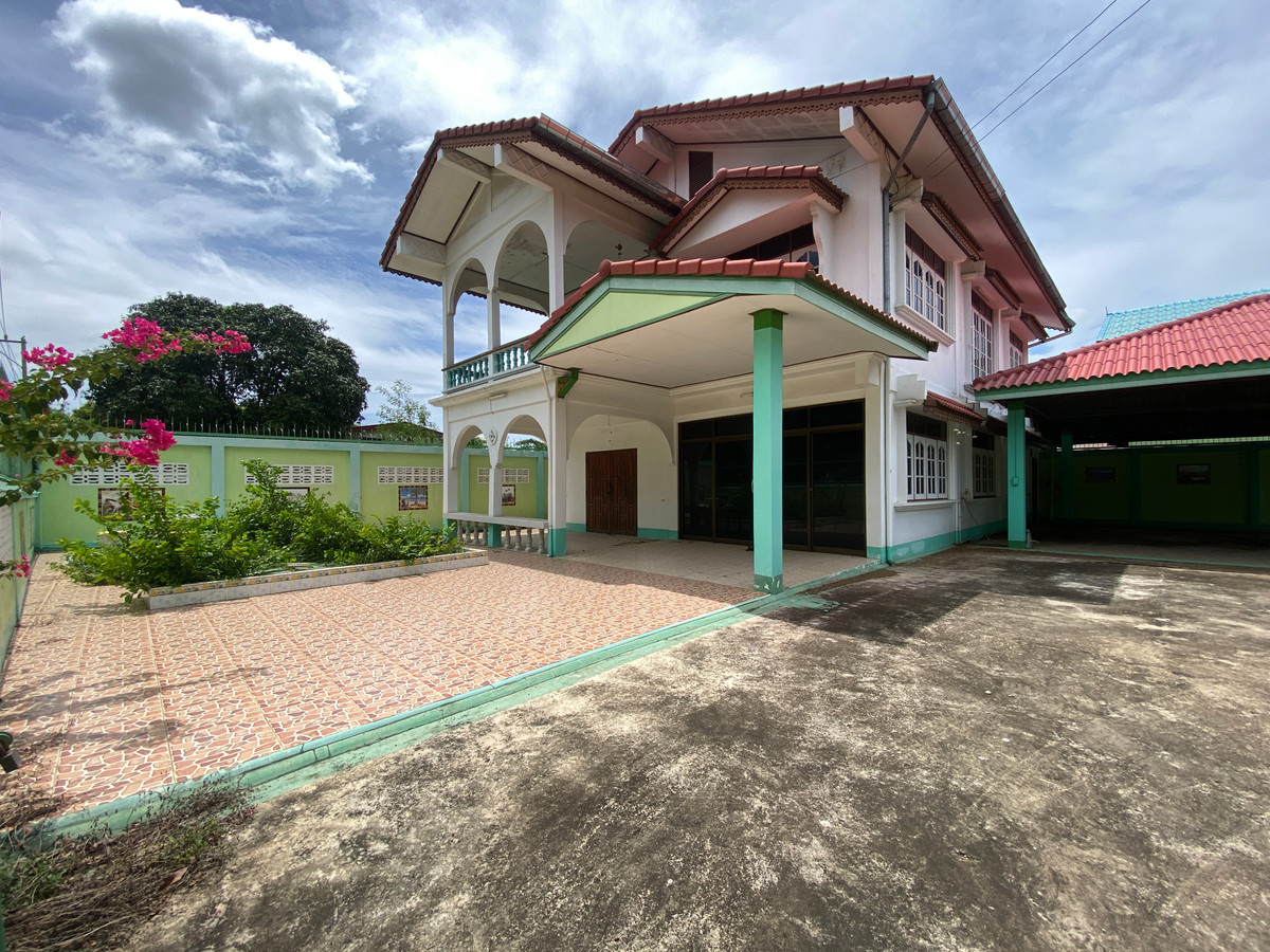For SaleHouseSing Buri : Single detached house for sale, inexpensive price, lots of space, next to Singburi City Hall. Located 150 meters from the main road, detached house, ready to move in, 2 floors, width 45 meters, 3 bedrooms, 2 bathrooms, 2 ngan, 29 square wa (229 square wa)