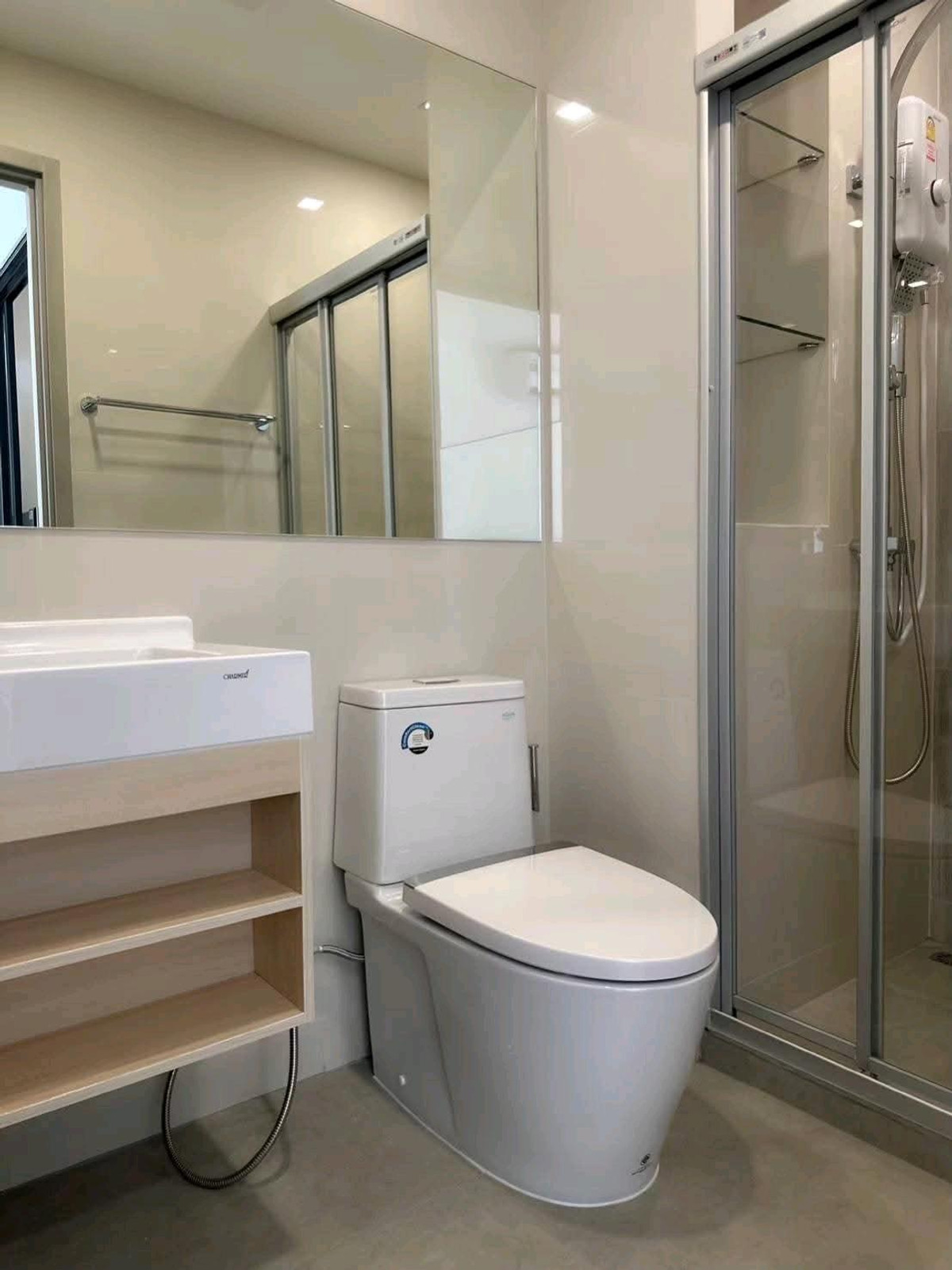 For RentCondoPattanakan, Srinakarin : 🚆✨ Next to BTS Hua Mak, 0 meters, walk down from the condo to the station! Room available, ready to move in immediately 😘😘