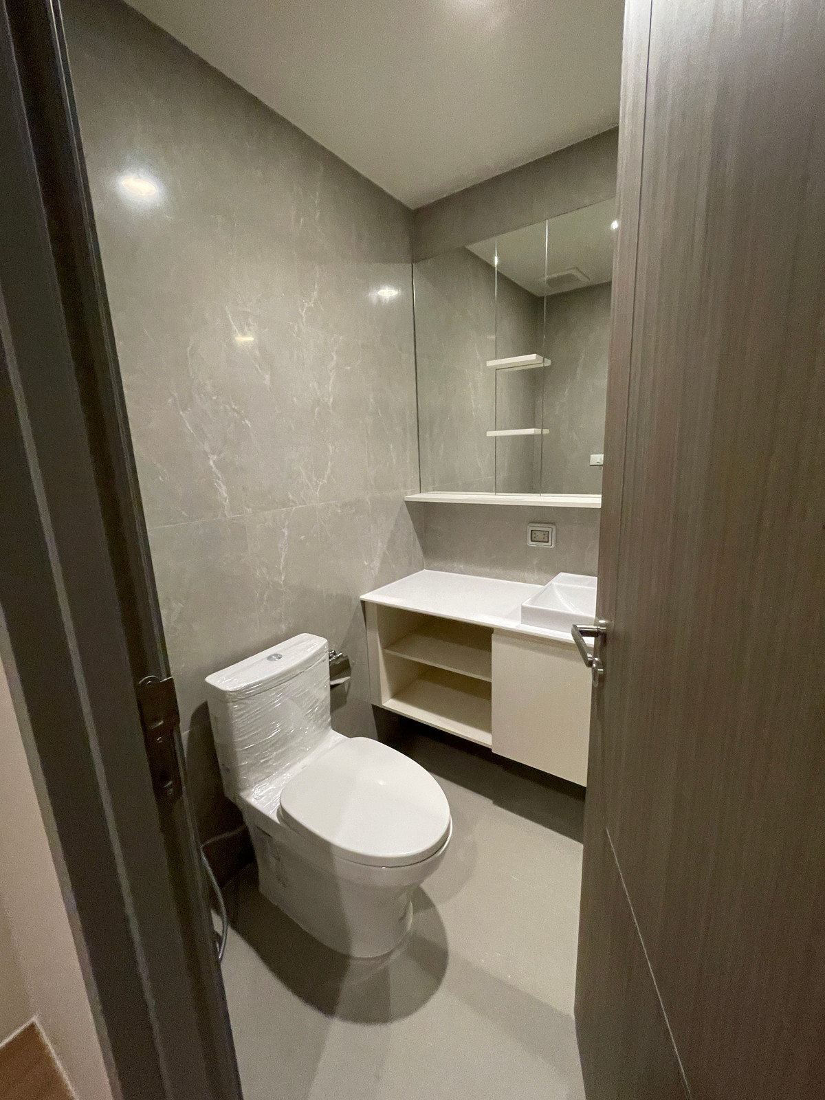 For SaleCondoSathorn, Narathiwat : [RARE CORNER UNIT] The Issara Sathorn 2BR Plus corner room, river view - Bang Kachao. Single house function @Chan-Sathorn Road Amazingly spacious area of ​​89.54 sq m., 26th floor, southeast direction, receives cool breezes, takes in the view of the Chao 