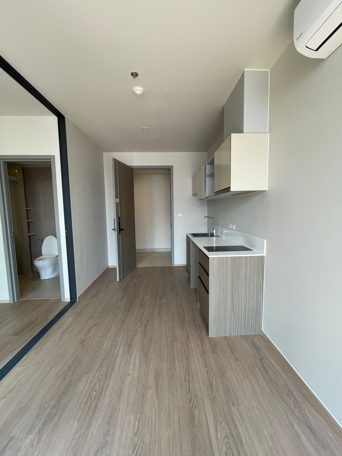 For SaleCondoSathorn, Narathiwat : [HOT UNIT] The Issara Sathorn 1BR, open room with glass walls. City view of Narathiwat - Rama 3, 100% parking, beautiful room, perfect layout for city people! Floor 12A, area 32.96 sq m, has a spacious and bright room feel with clear glass walls (Glass Pa