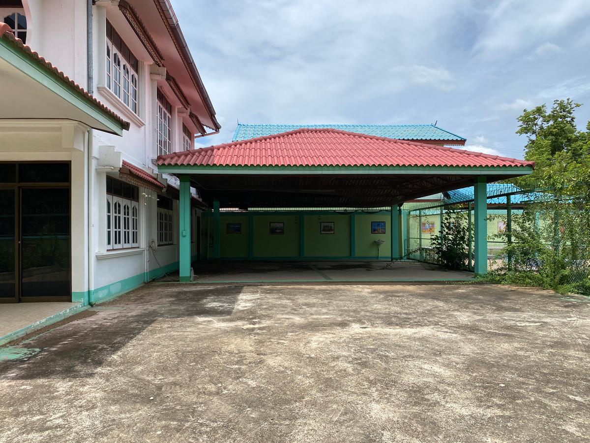 For SaleHouseSing Buri : Single detached house for sale, inexpensive price, lots of space, next to Singburi City Hall. Located 150 meters from the main road, detached house, ready to move in, 2 floors, width 45 meters, 3 bedrooms, 2 bathrooms, 2 ngan, 29 square wa (229 square wa)