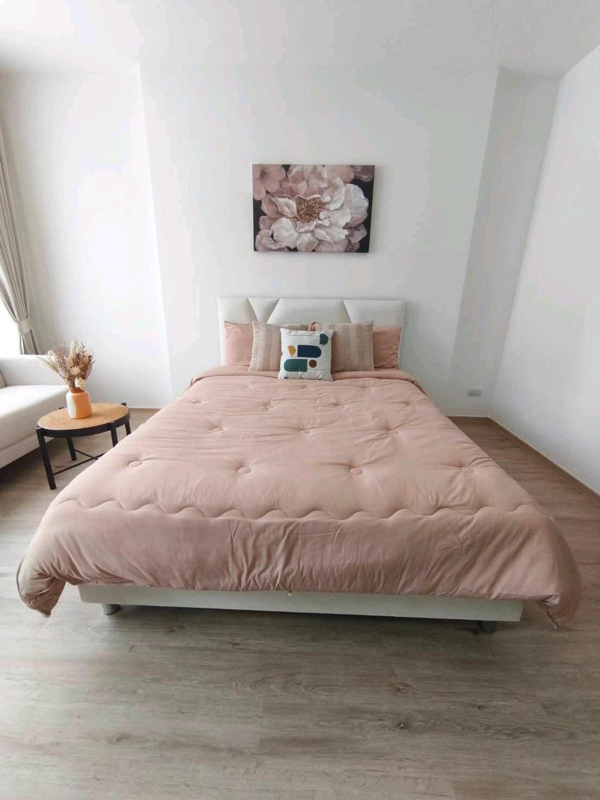 For RentCondoPattanakan, Srinakarin : 🚆✨ Next to BTS Hua Mak, 0 meters, walk down from the condo to the station! Room available, ready to move in immediately 😘😘