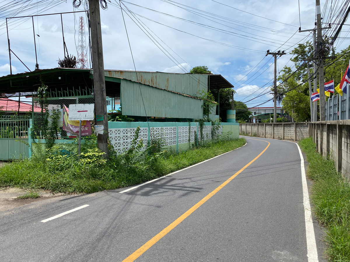 For SaleHouseSing Buri : Single detached house for sale, inexpensive price, lots of space, next to Singburi City Hall. Located 150 meters from the main road, detached house, ready to move in, 2 floors, width 45 meters, 3 bedrooms, 2 bathrooms, 2 ngan, 29 square wa (229 square wa)